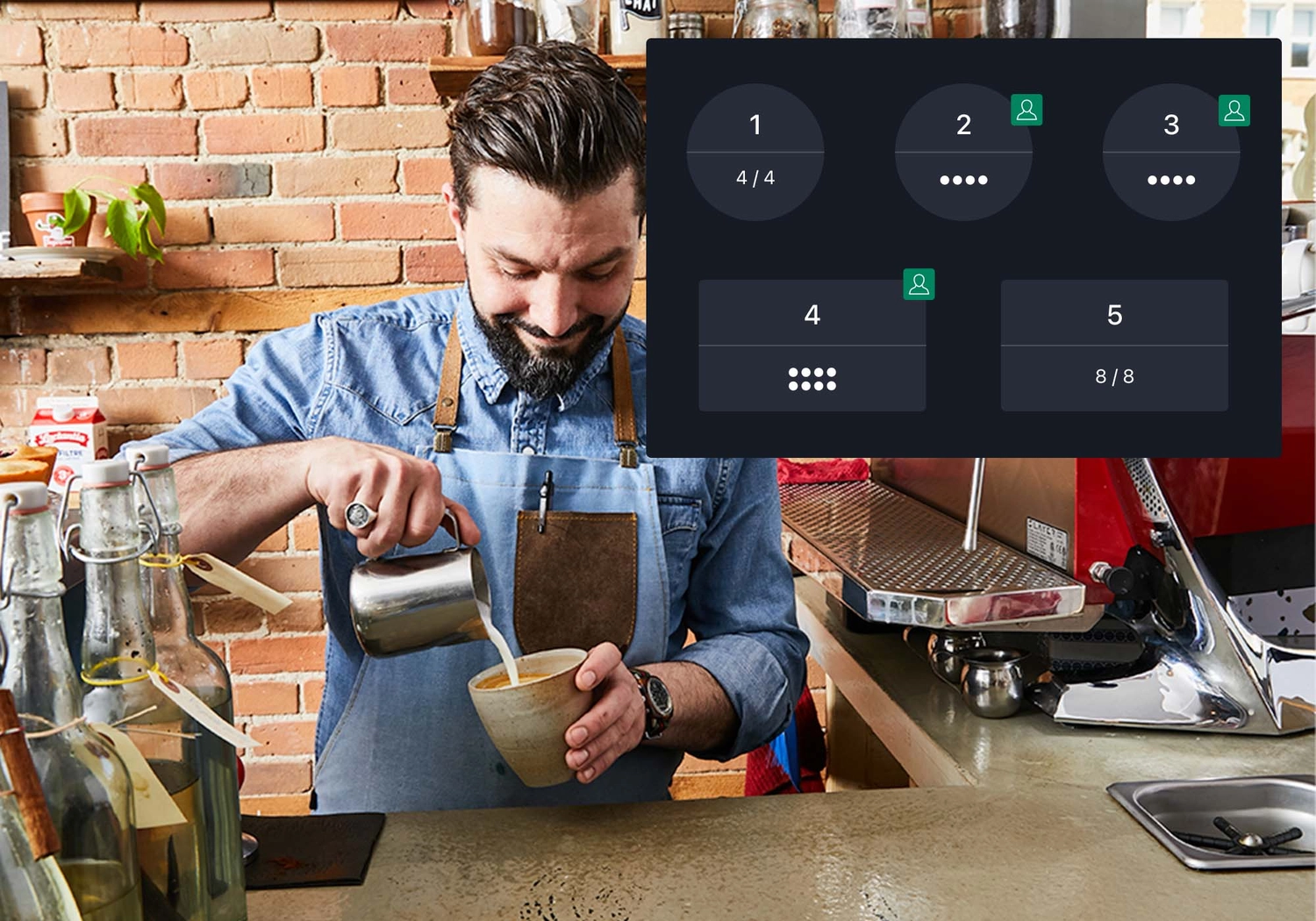 Grafischer Tischplan als Bildschirmansicht über einer Café-Theke