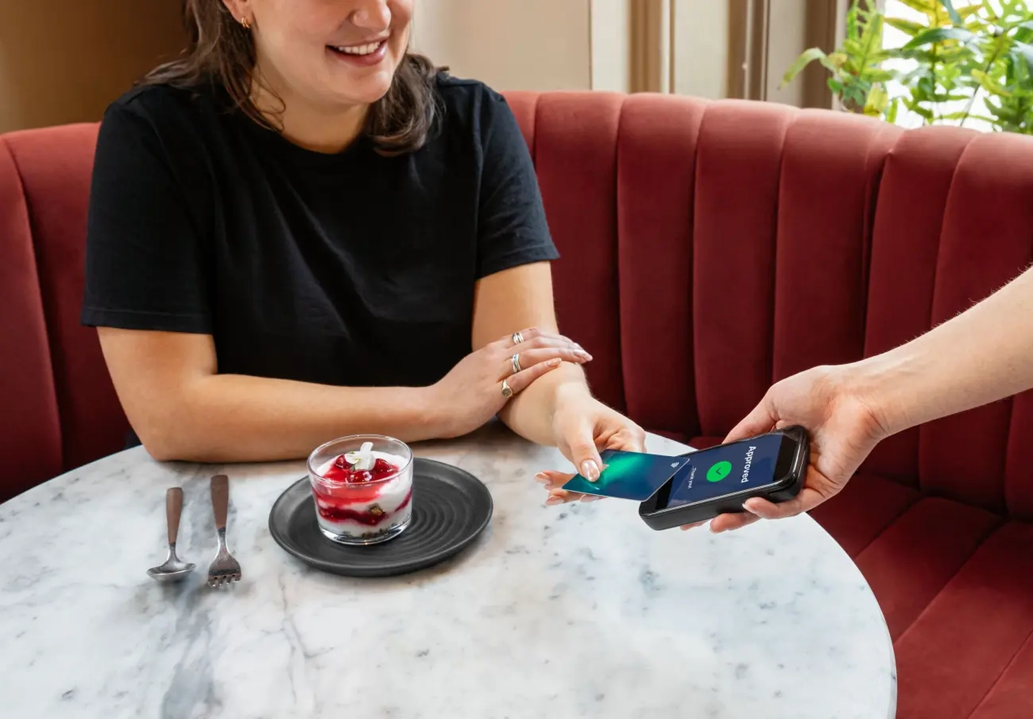 Kartenzahlung per Smartphone direkt am Tisch, das Terminal steht im Lightspeed-Ständer