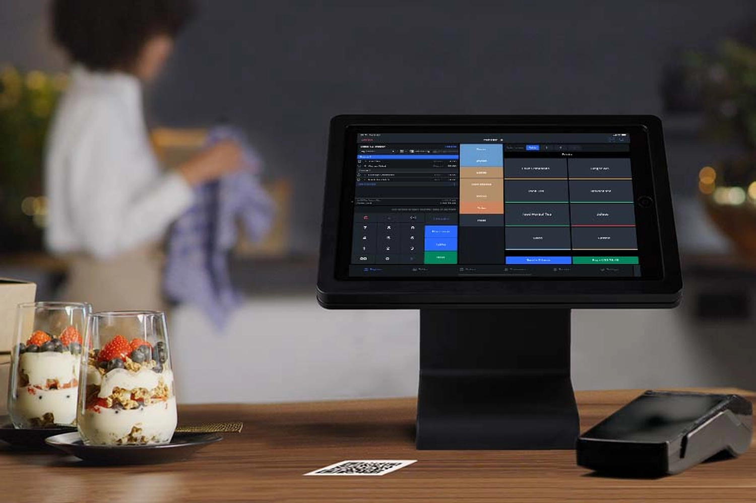 Kasse Südwest – Dieses Bild zeigt ein modernes POS-Systemterminal (Point of Sale), das über eine Tablet-Bildschirmoberfläche und einen Kartenleser verfügt.