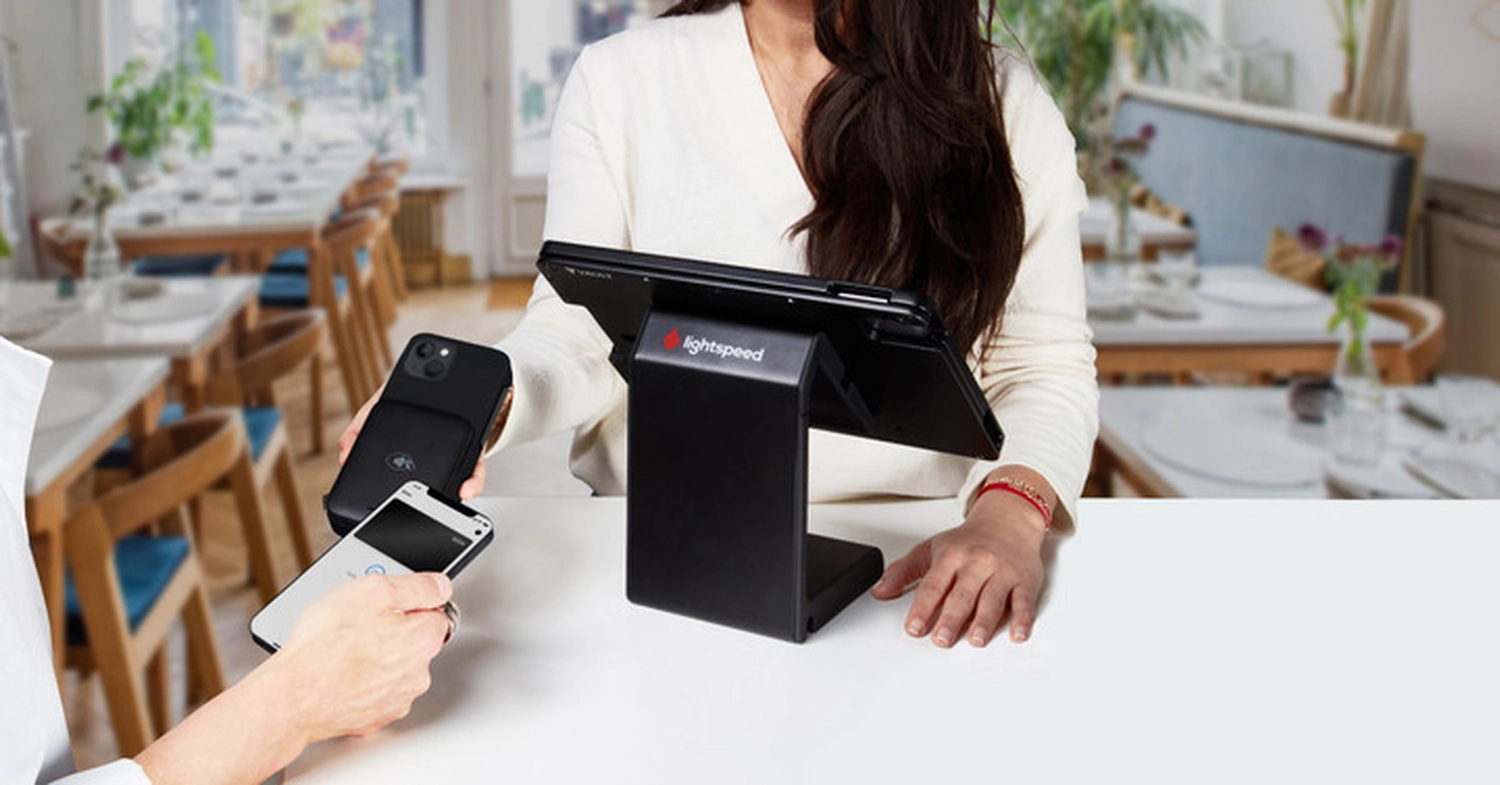 Kasse Südwest – Dieses Bild zeigt ein modernes POS-Systemterminal (Point of Sale), das über eine Tablet-Bildschirmoberfläche und einen Kartenleser verfügt.