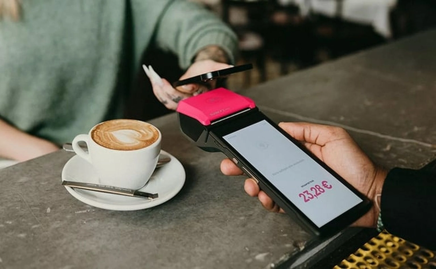 Kasse Südwest – eine cloudbasierte Handelsplattform. Sie zeigt einen Einzelhändler, der ein Lightspeed-Kassensystem (POS) nutzt, und hebt einen Leitfaden mit dem Titel „Inventarverwaltung in mehreren Filialen: Ein umfassender Leitfaden“ hervor.