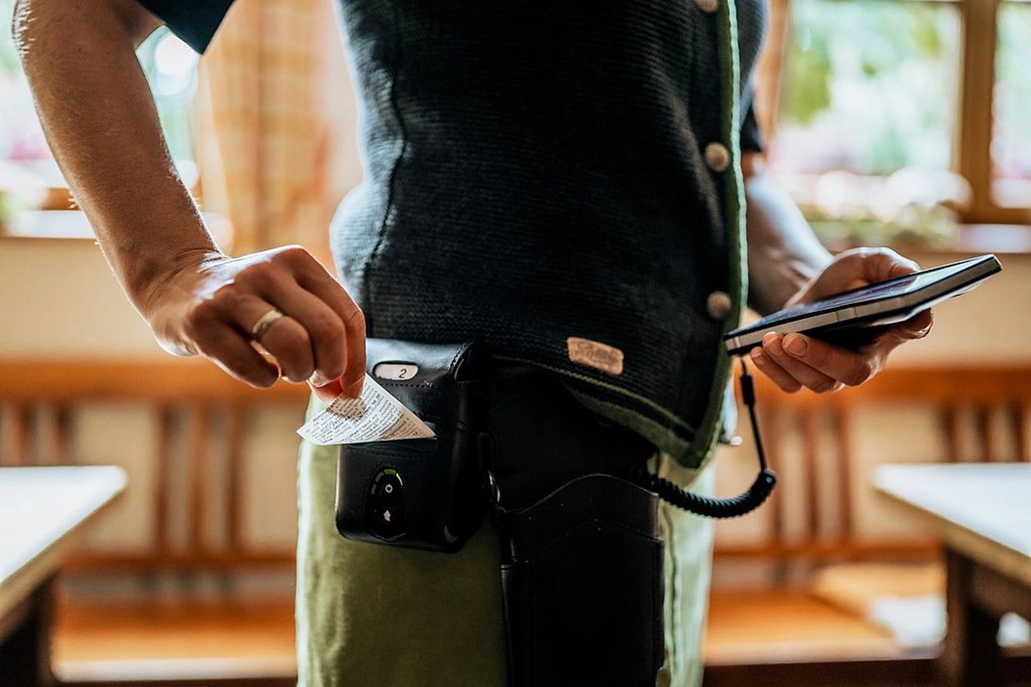 Kasse Südwest – eine cloudbasierte Handelsplattform. Sie zeigt einen Einzelhändler, der ein Lightspeed-Kassensystem (POS) nutzt, und hebt einen Leitfaden mit dem Titel „Inventarverwaltung in mehreren Filialen: Ein umfassender Leitfaden“ hervor.